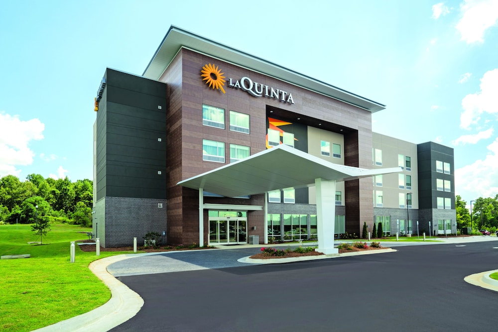 Pet Friendly La Quinta Inn & Suites Opelika  -  Auburn in Opelika, Alabama