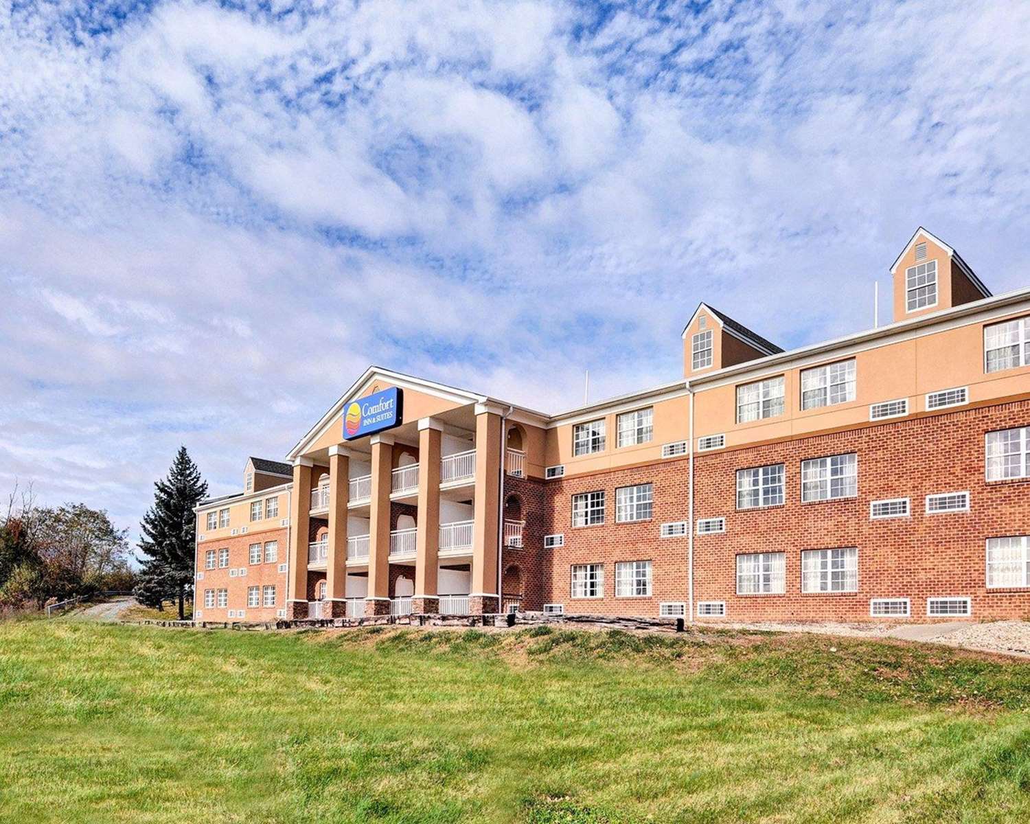 Pet Friendly Comfort Inn & Suites in Raphine, Virginia