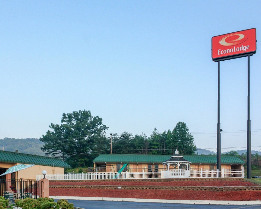 Pet Friendly Econo Lodge in Rocky Top, Tennessee