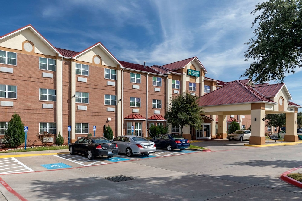 Pet Friendly Quality Suites in Addison, Texas