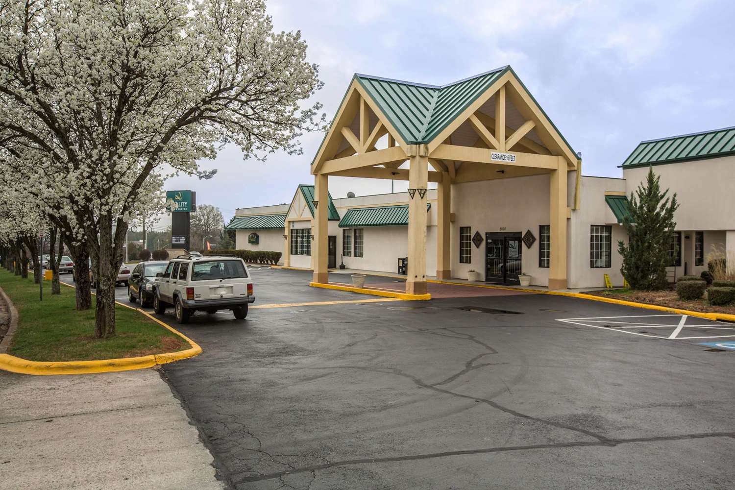 Pet Friendly Quality Inn & Suites Hanes Mall in Aberdeen, North Carolina