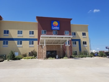 Pet Friendly Comfort Inn and Suites Tulsa in Tulsa, Oklahoma