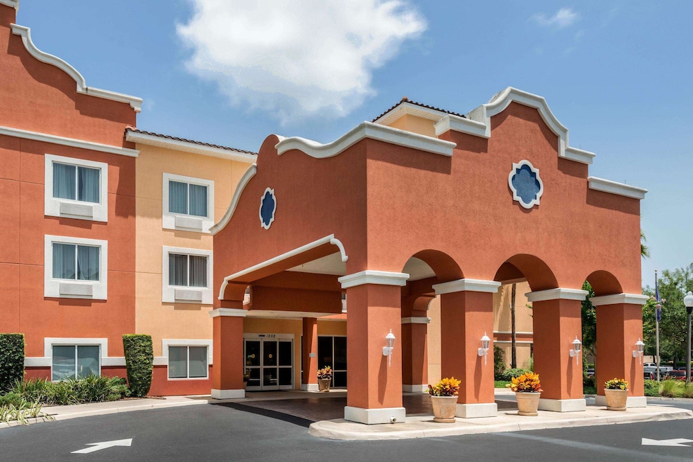 Pet Friendly Comfort Suites The Villages in Lady Lake, Florida
