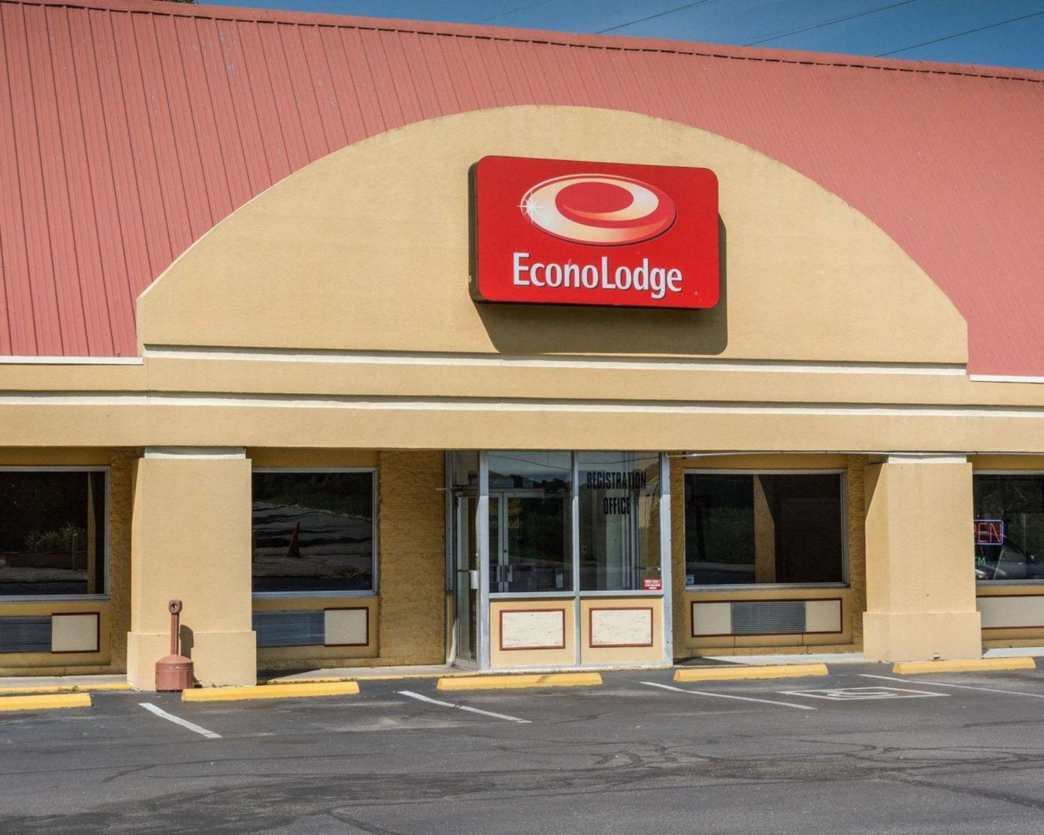 Pet Friendly Econo Lodge in Colonial Heights, Virginia
