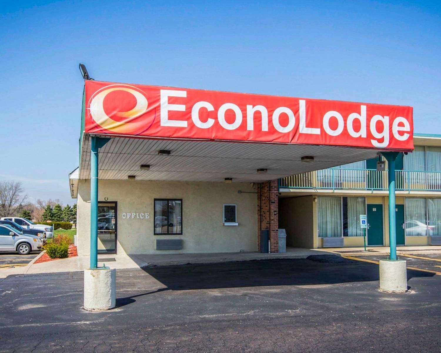 Pet Friendly Econo Lodge in Shorewood, Illinois