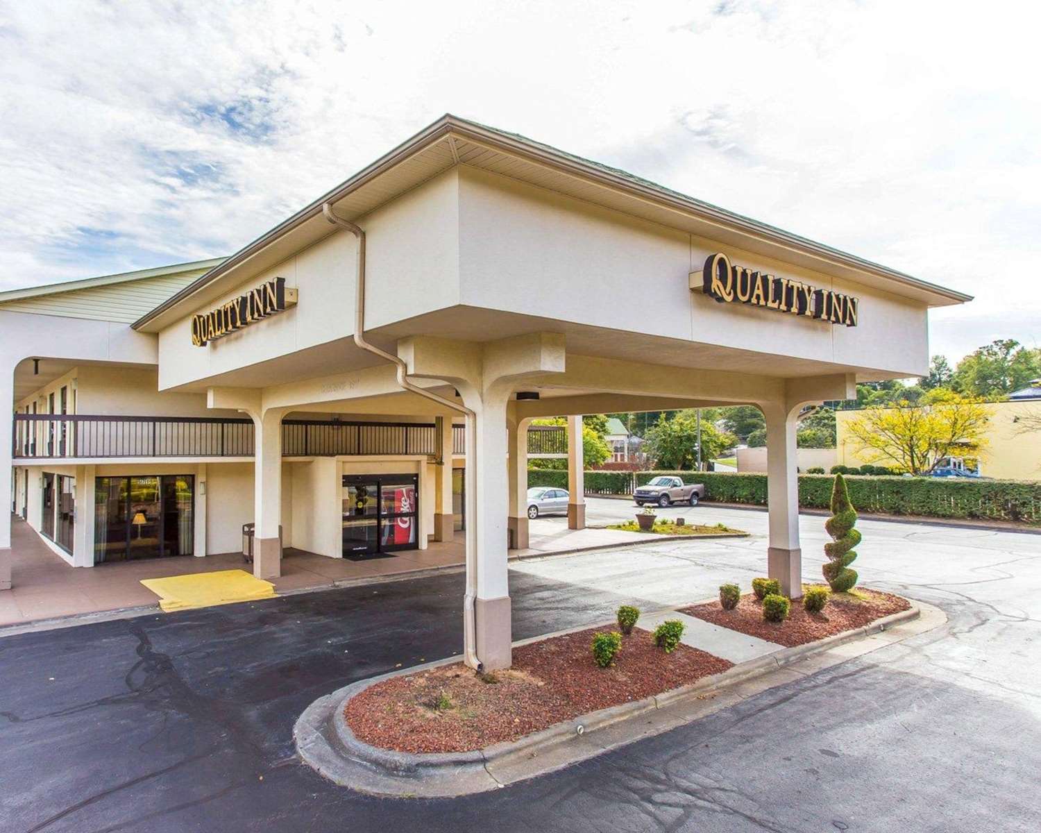 Pet Friendly Quality Inn University in Aberdeen, North Carolina