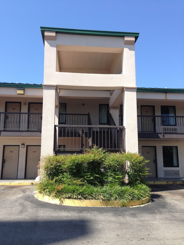 Pet Friendly Econo Lodge in Athens, Alabama