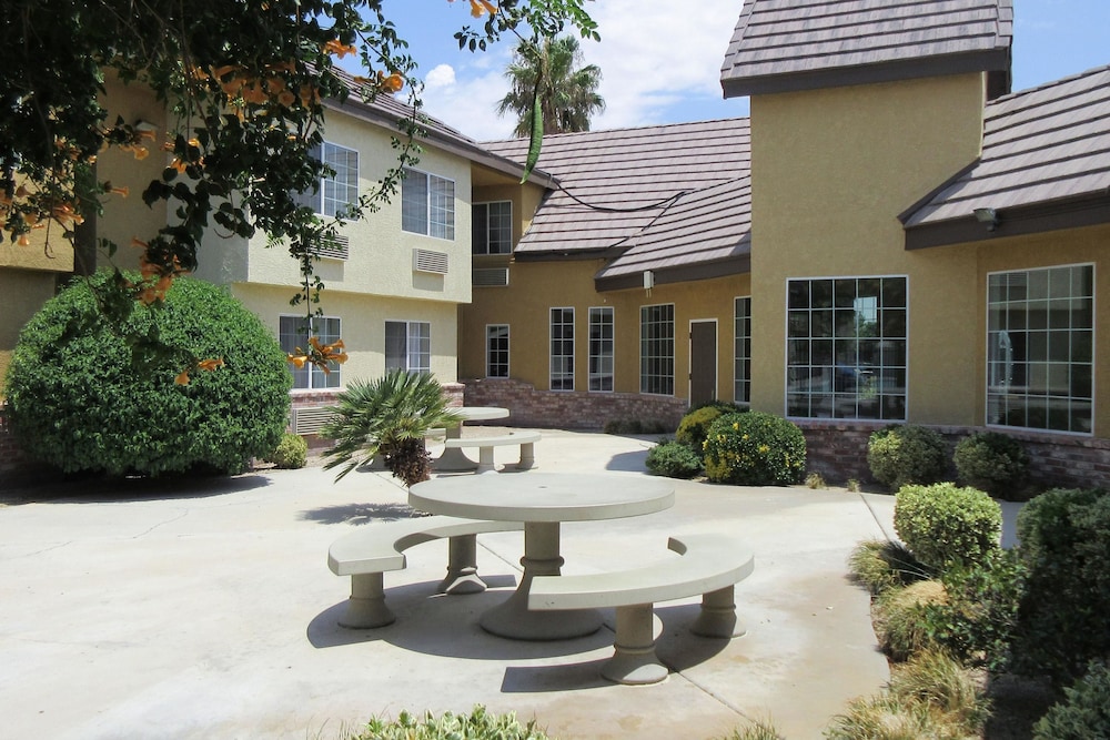 Pet Friendly Comfort Inn & Suites in Mojave, California