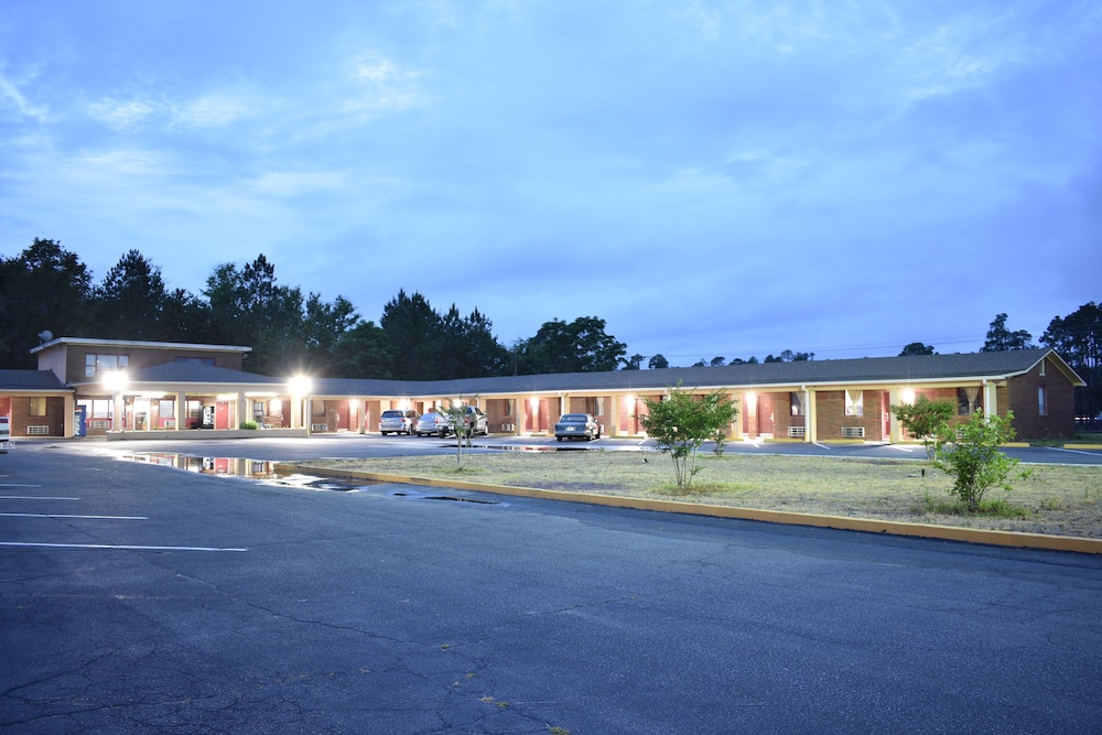 Pet Friendly Rodeway Inn in Swainsboro, Georgia