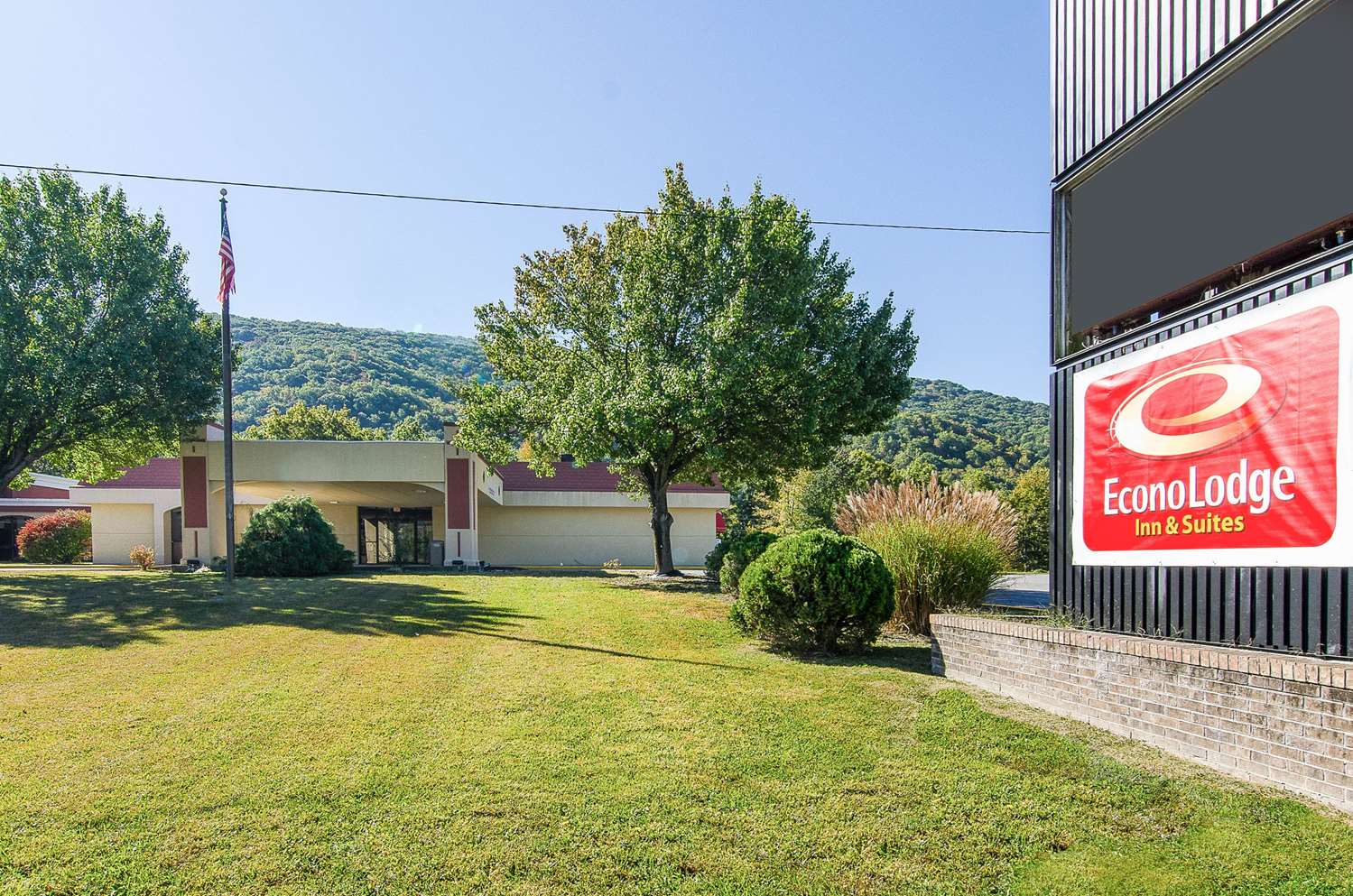 Pet Friendly Econo Lodge Inn and Suites in Norton, Virginia