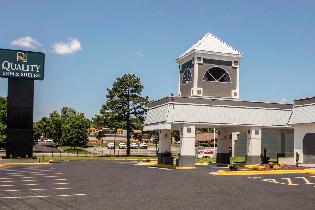 Pet Friendly Quality Inn & Suites in Charlotte, North Carolina