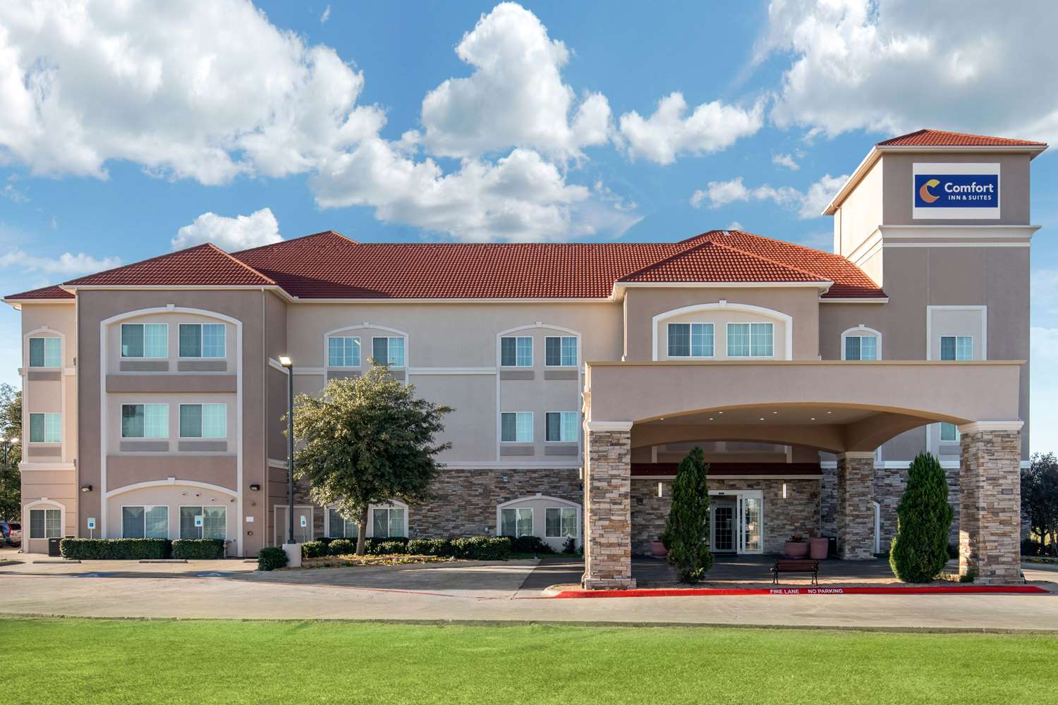 Pet Friendly Comfort Inn & Suites in Cedar Hill, Texas