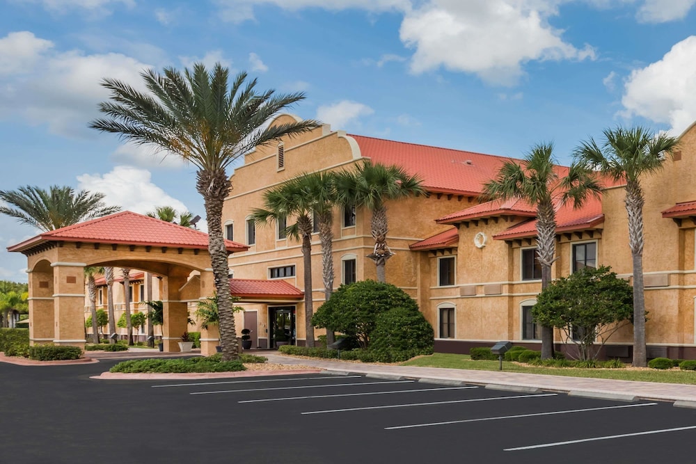 Pet Friendly Clarion Inn Ormond Beach in Ormond Beach, Florida