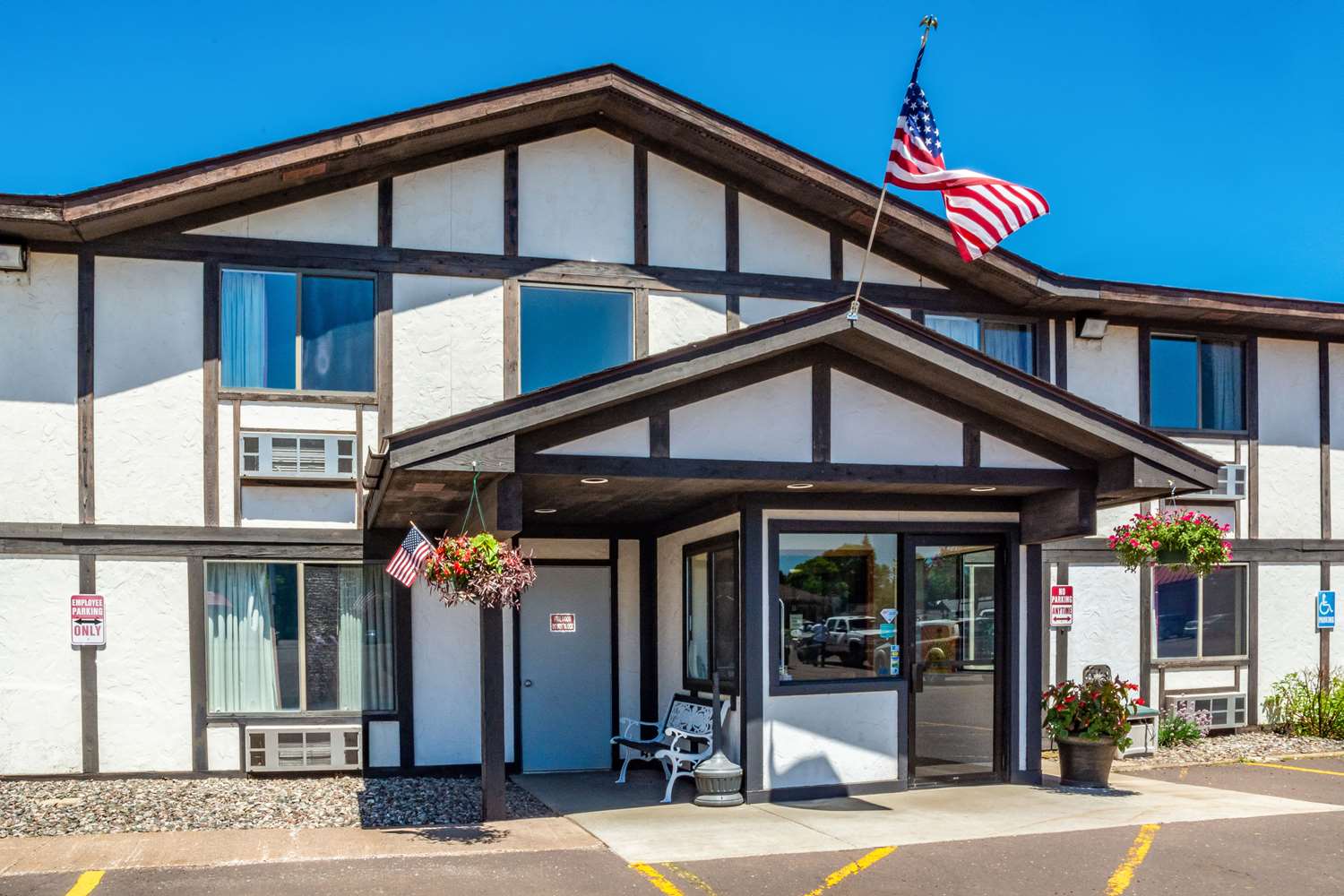 Pet Friendly Rodeway Inn in Ironwood, Michigan