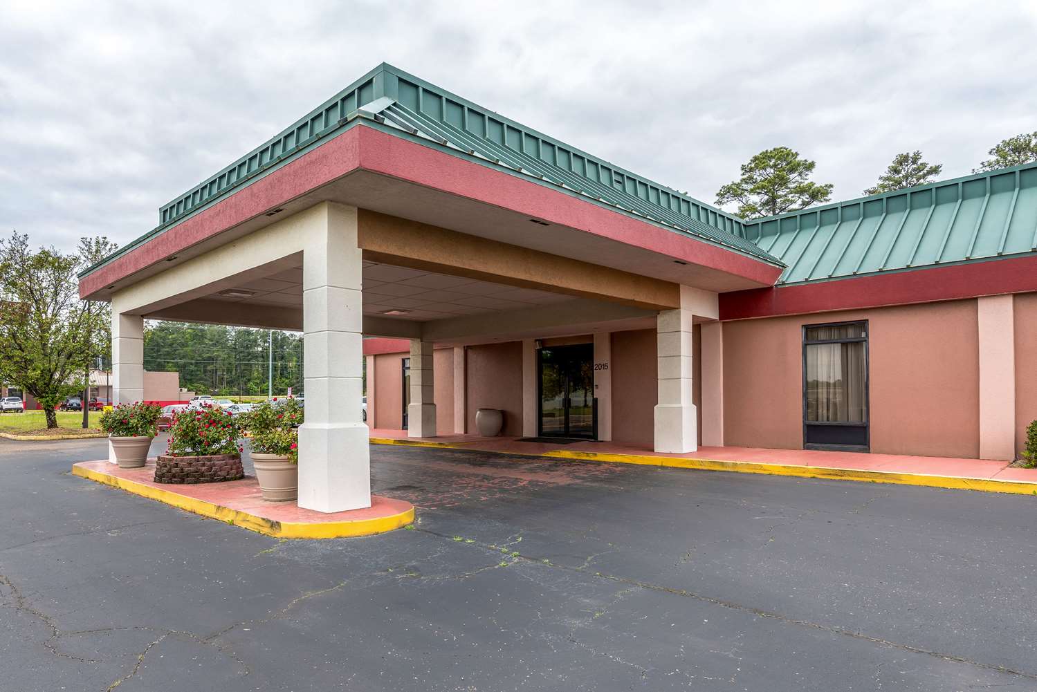 Pet Friendly Econo Lodge in Columbus, Mississippi