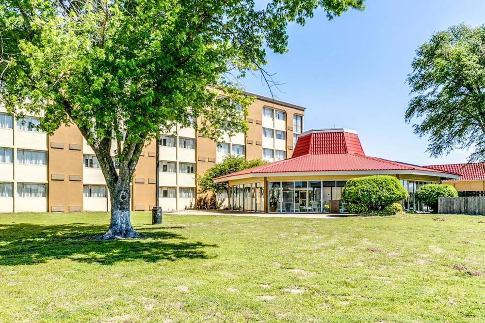 Pet Friendly Clarion Hotel & Suites in Wichita, Kansas