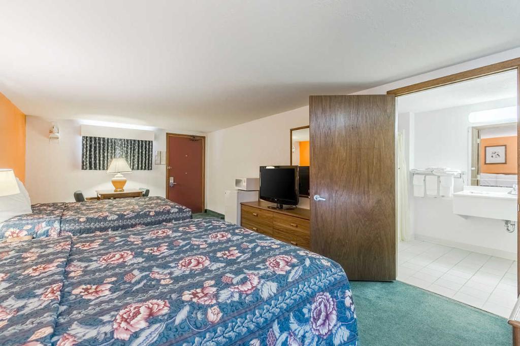 Pet Friendly Rodeway Inn in New Hampton, Iowa