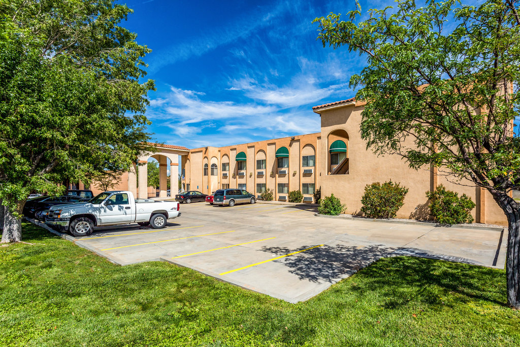 Pet Friendly Econo Lodge Inn & Suites in Albuquerque, New Mexico