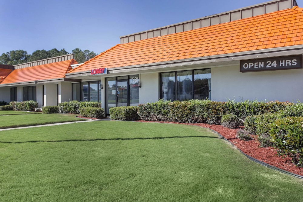 Pet Friendly Rodeway Inn in Battleboro, North Carolina