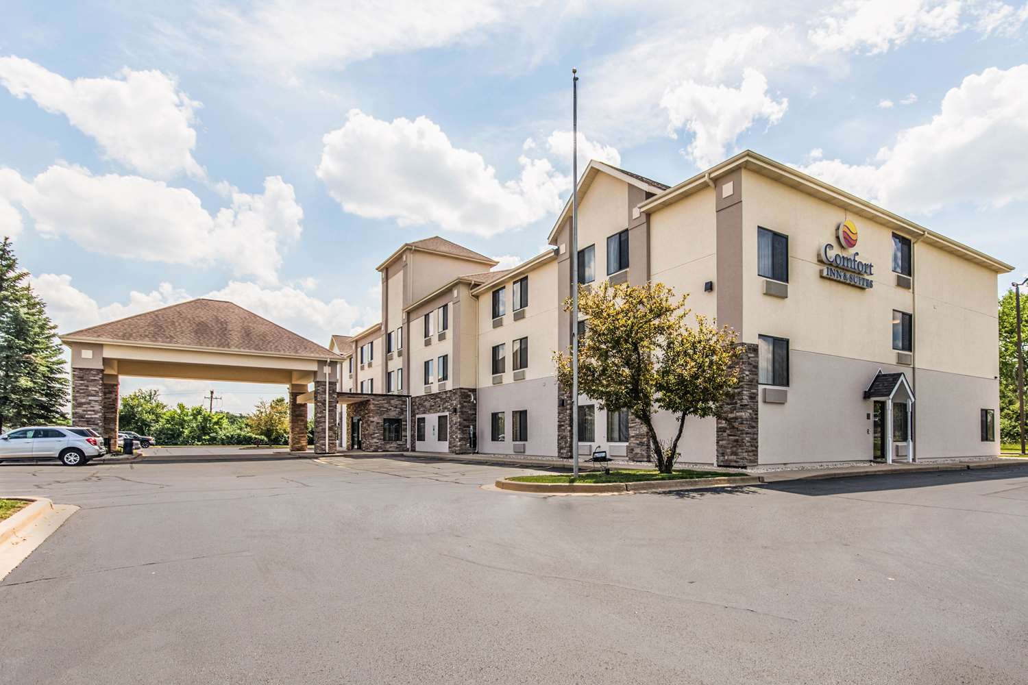 Pet Friendly Comfort Inn and Suites North Aurora - Naperville in North Aurora, Illinois