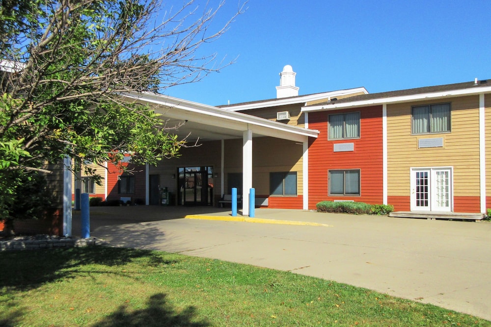 Pet Friendly Quality Inn in Redwood Falls, Minnesota