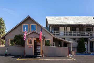 Pet Friendly Econo Lodge Inn & Suites in South Lake Tahoe, California