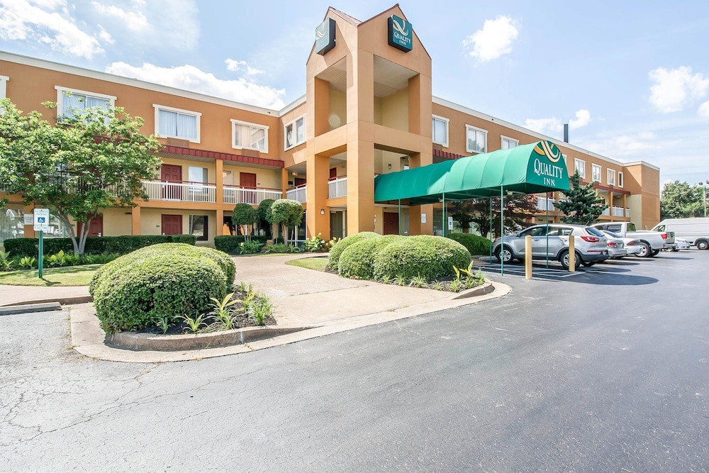 Pet Friendly Clarion Inn and Suites in Jackson, Tennessee