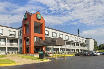 Pet Friendly Clarion Inn and Suites in Jackson, Tennessee