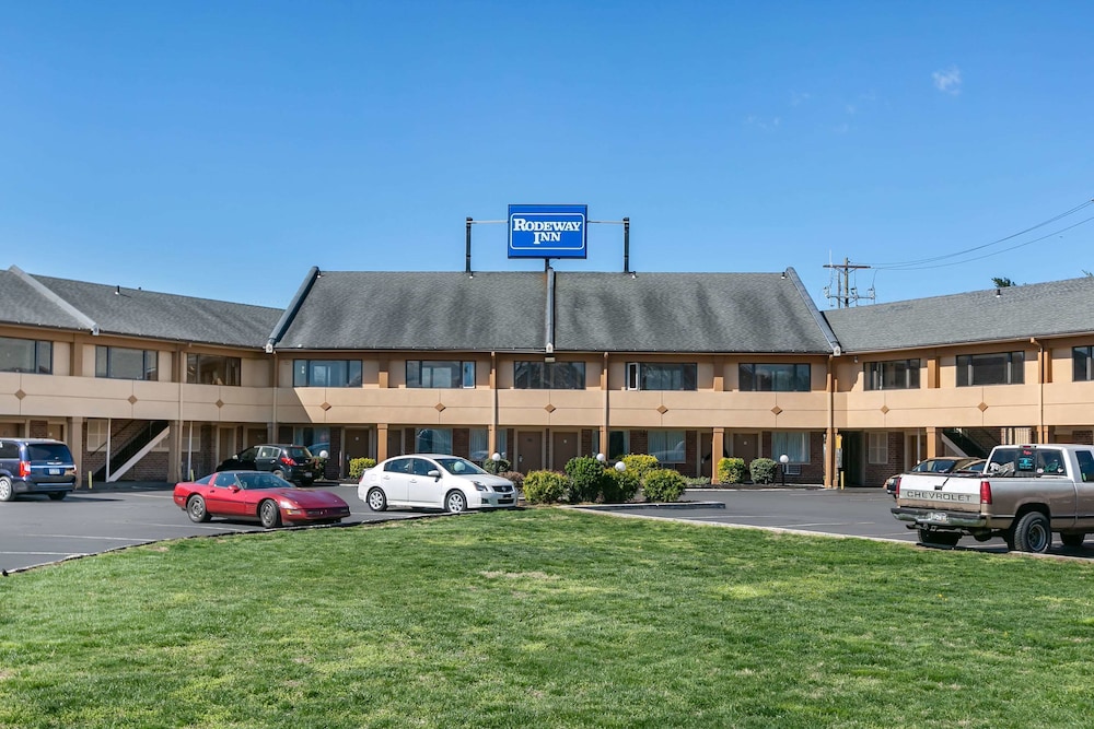 Pet Friendly Rodeway Inn in Bristol, Pennsylvania