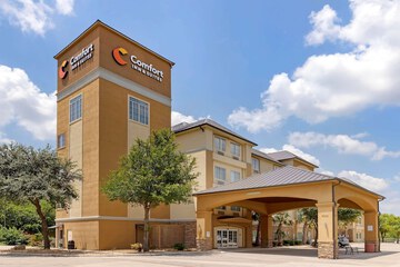 Pet Friendly Comfort Inn and Suites Near Six Flags and Medical Center in San Antonio, Texas