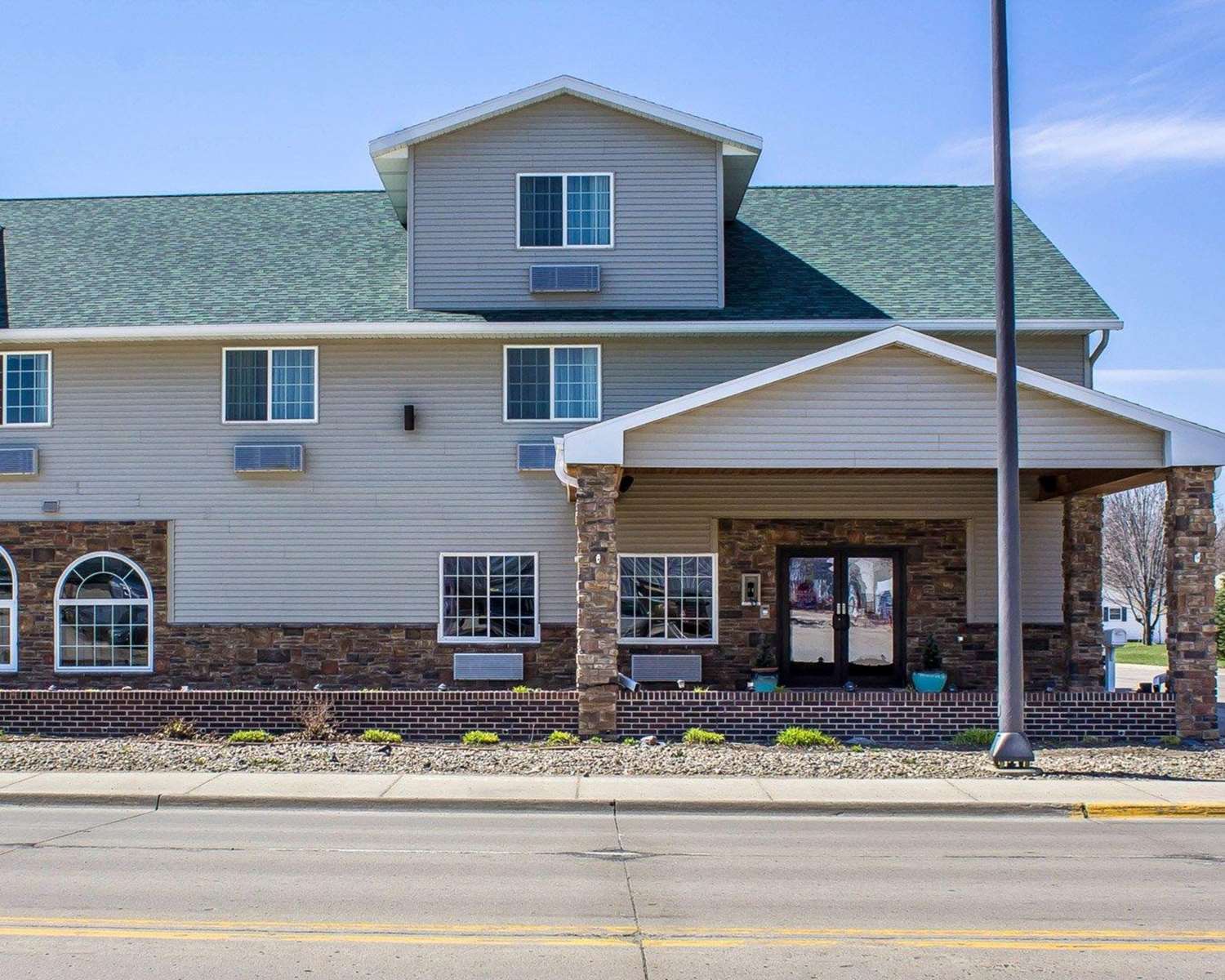 Pet Friendly Rodeway Inn & Suites near Okoboji Lake in Adair, Iowa
