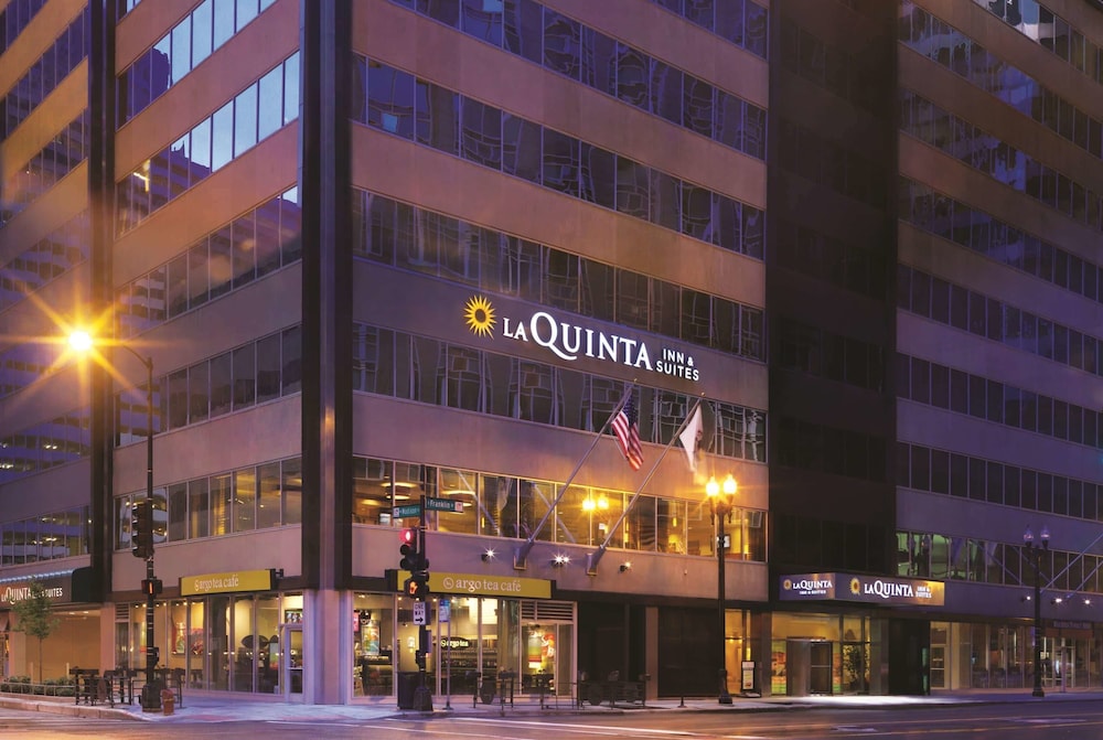 Pet Friendly La Quinta Inn & Suites Chicago Downtown in Chicago, Illinois