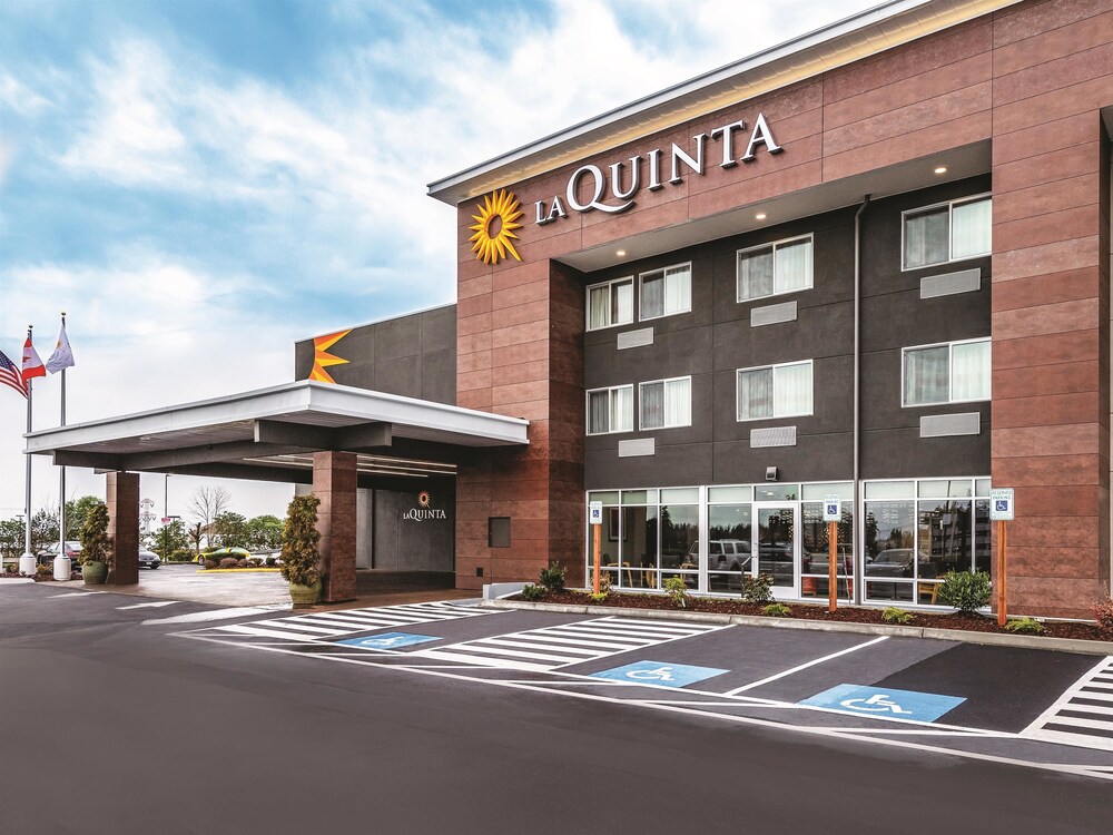 Pet Friendly La Quinta Inn & Suites Seattle - Federal Way in Federal Way, Washington