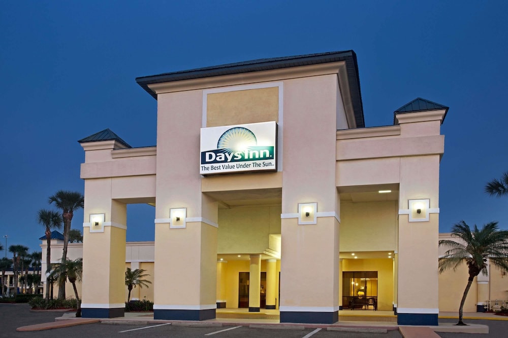Pet Friendly Days Inn By Wyndham Orlando Airport Florida Mall in Orlando, Florida