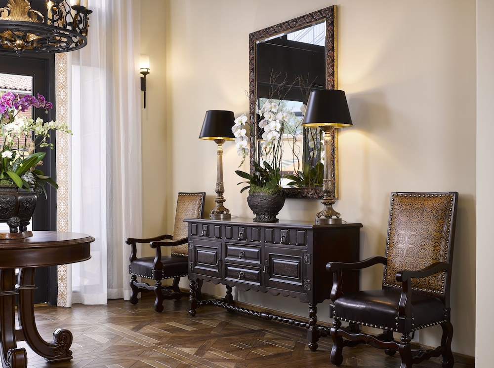 Pet Friendly Plaza La Reina in Los Angeles, California