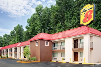 Pet Friendly Super 8 By Wyndham Atlanta/Jonesboro Road in Atlanta, Georgia