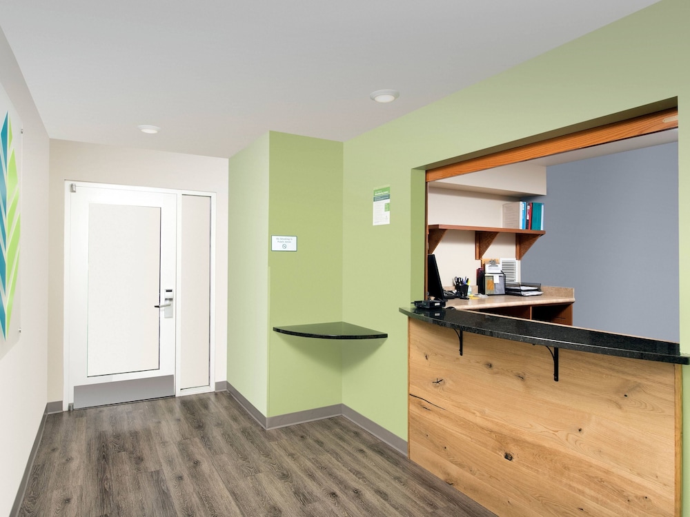 Pet Friendly WoodSpring Suites Riverside in Norco, California