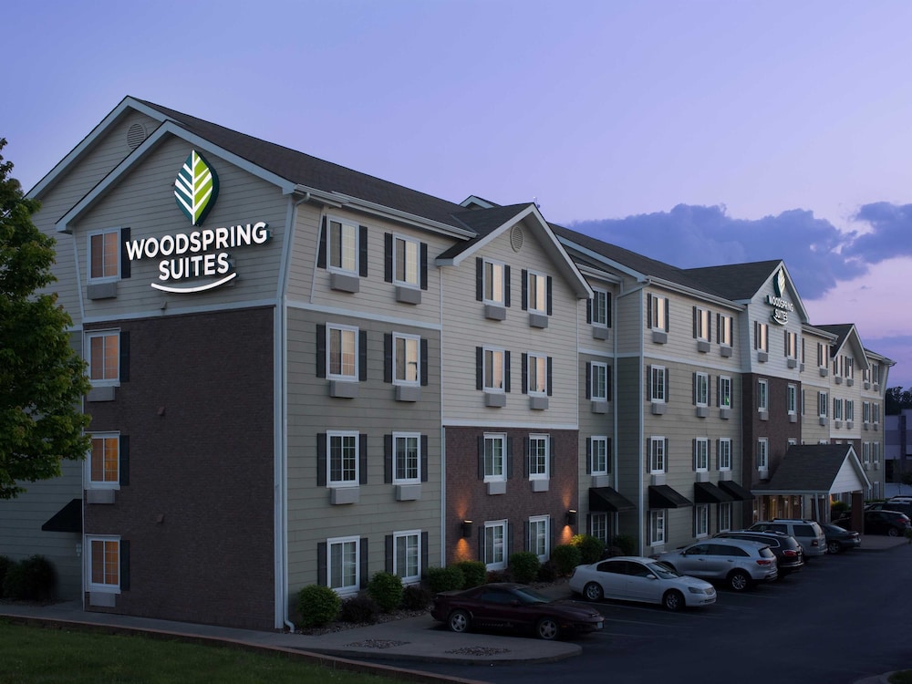 Pet Friendly WoodSpring Suites Kansas City Liberty in Liberty, Missouri