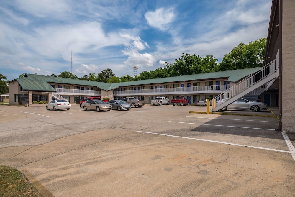 Pet Friendly Motel 6 Attalla AL in Attalla, Alabama