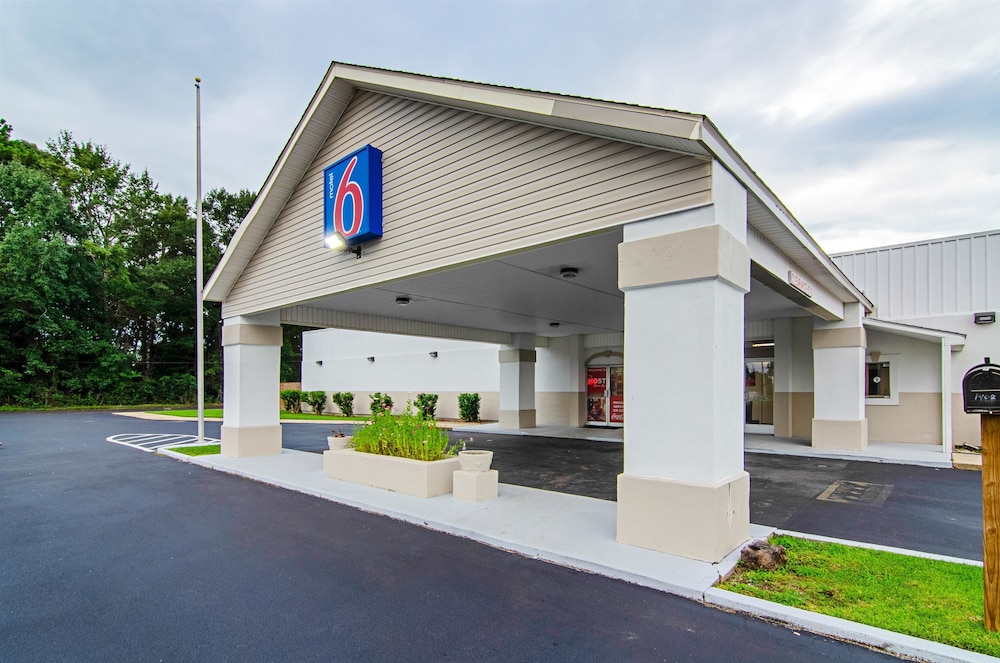 Pet Friendly Motel 6 Bay Minette AL in Bay Minette, Alabama