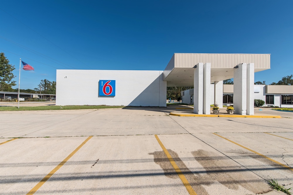 Pet Friendly Motel 6 Hamilton AL in Hamilton, Alabama