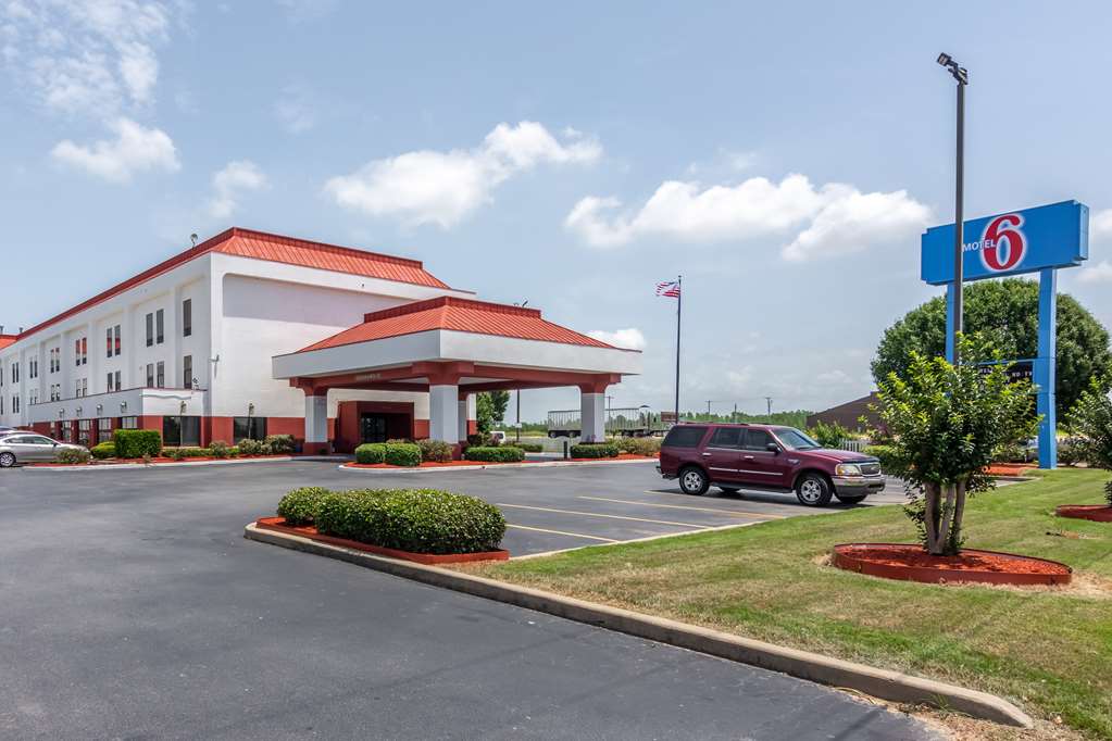 Pet Friendly Motel 6 Pine Bluff AR in Pine Bluff, Arkansas