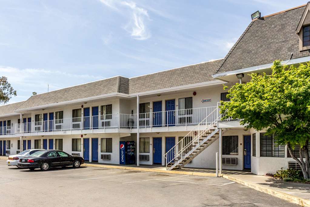 Pet Friendly Motel 6 Fresno Belmont Ave. in Fresno, California