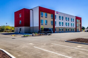 Pet Friendly Motel 6 Livingston Merced County in Livingston, California