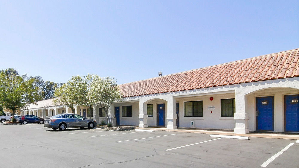 Pet Friendly Motel 6 Thousand Oaks South in Thousand Oaks, California