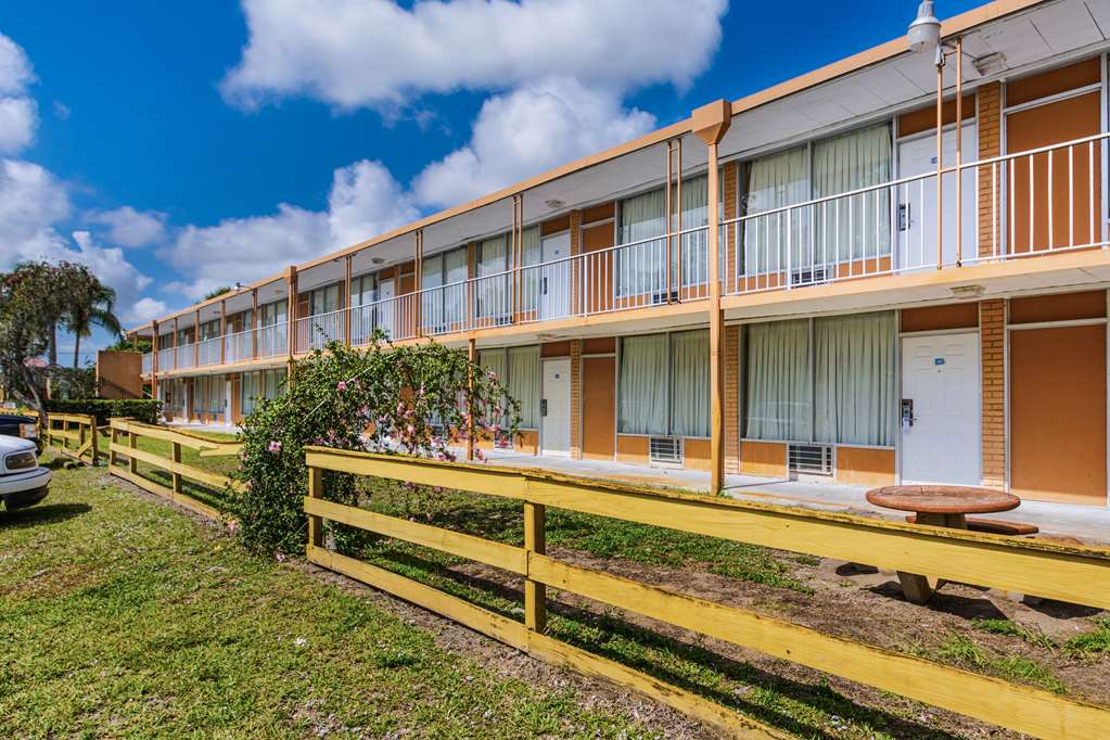 Pet Friendly Motel 6 Vero Beach FL in Vero Beach, Florida