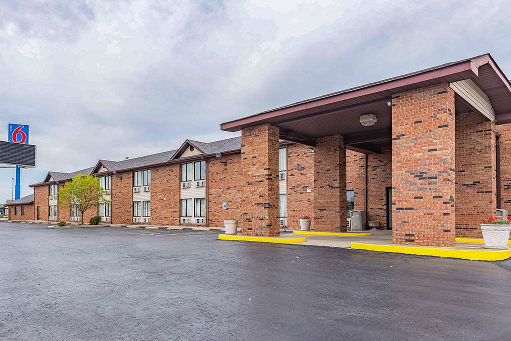 Pet Friendly Motel 6 Pontoon Beach in Granite City, Illinois