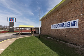 Pet Friendly Motel 6 Lincoln IL in Lincoln, Illinois