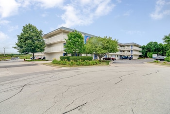 Pet Friendly Motel 6 Chicago NW Rolling Meadows in Rolling Meadows, Illinois