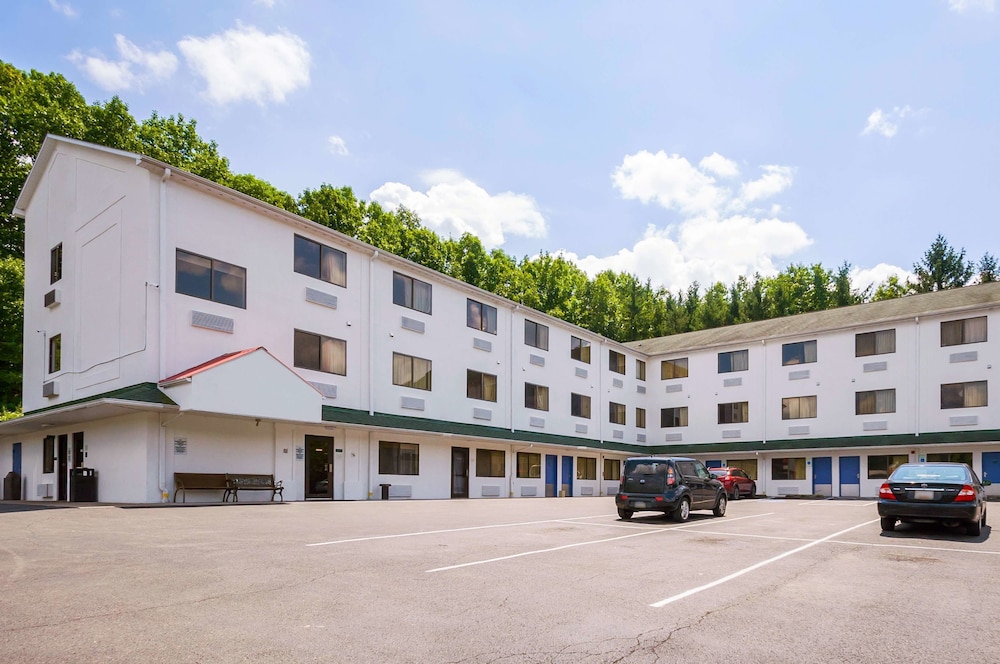 Pet Friendly Motel 6 La Vale Cumberland in Lavale, Maryland